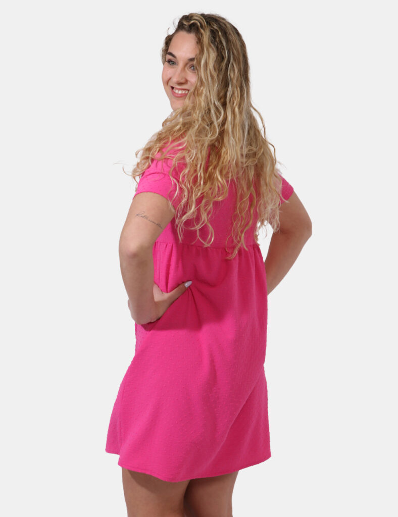 Abito Caractere Fucsia - Vestito a maniche corte in total fucsia con trama lavorata. La vestibilità è morbida e pratica graz
