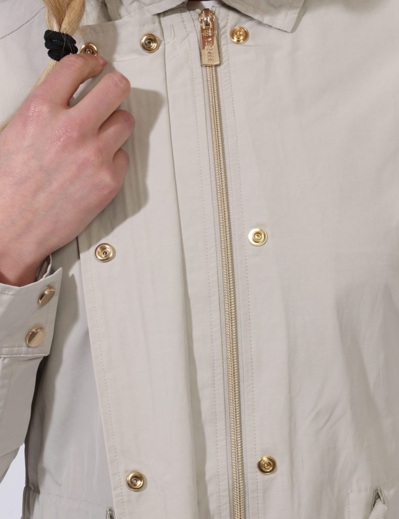 Giacca Yes Zee Beige - Giacca con cappuccio simil trench lunga in total beige. Presenti numerose tasche in taglio diverso. L