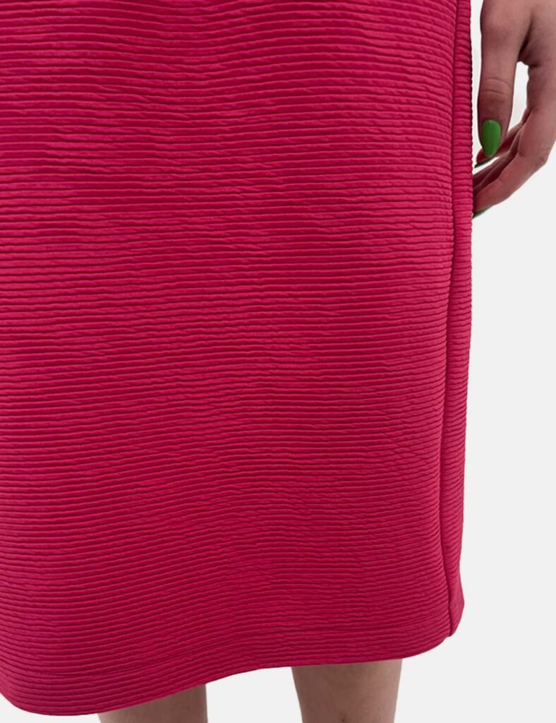 Abito Sandro Ferrone Fucsia - Vestito a maniche corte in total fucsia con trama lavorata. La vestibilità è morbida e pratica