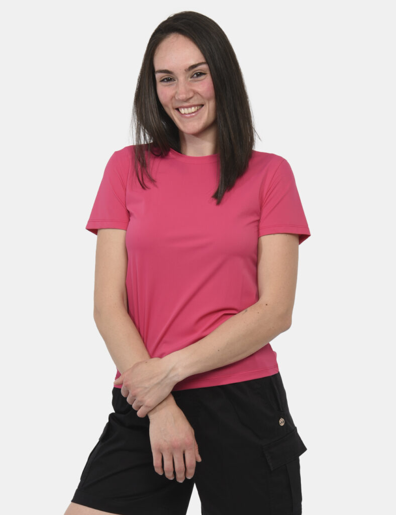 T-shirt Bramante Fucsia - T-shirt classica in total fucsia ed in tessuto lucido. Presente girocollo regolare. La vestibilità