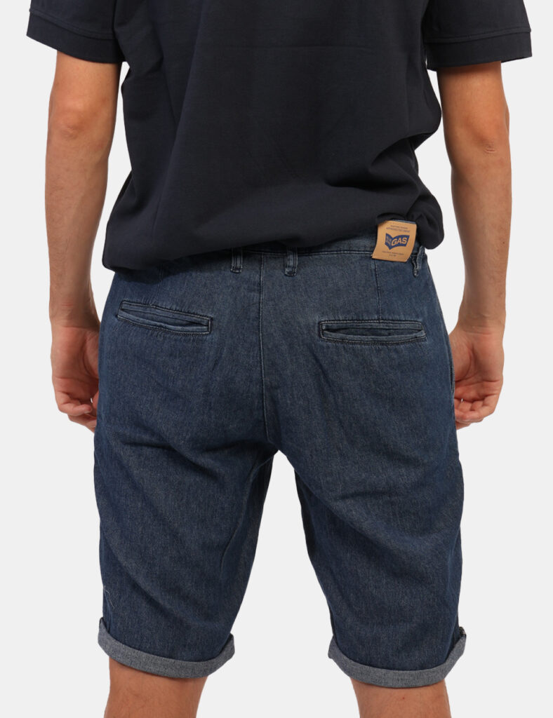 Bermuda Gas Jeans - Bermuda in total denim, con risvoltino e tasche a taglio trasversale. La vestibilità è morbida e pratica
