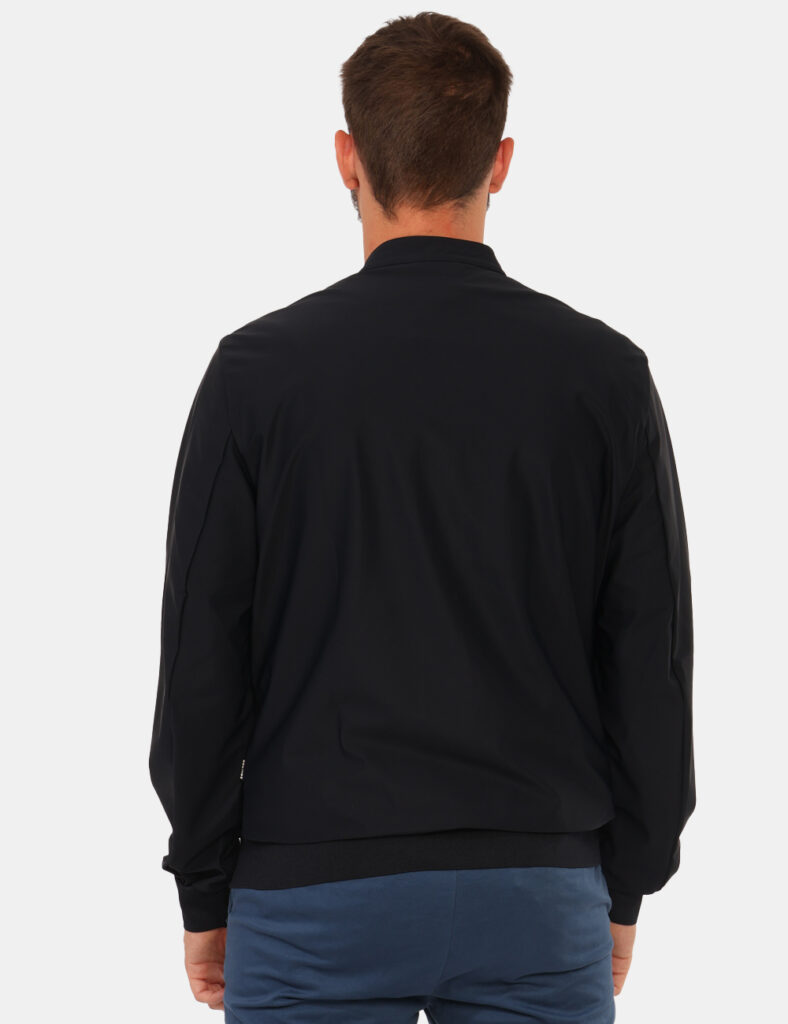 Giubbino Sseinse Blu - Giubbino in total blu navy, più tasche a taglio trasversale con chiusura a zip. La vestibilità è morb