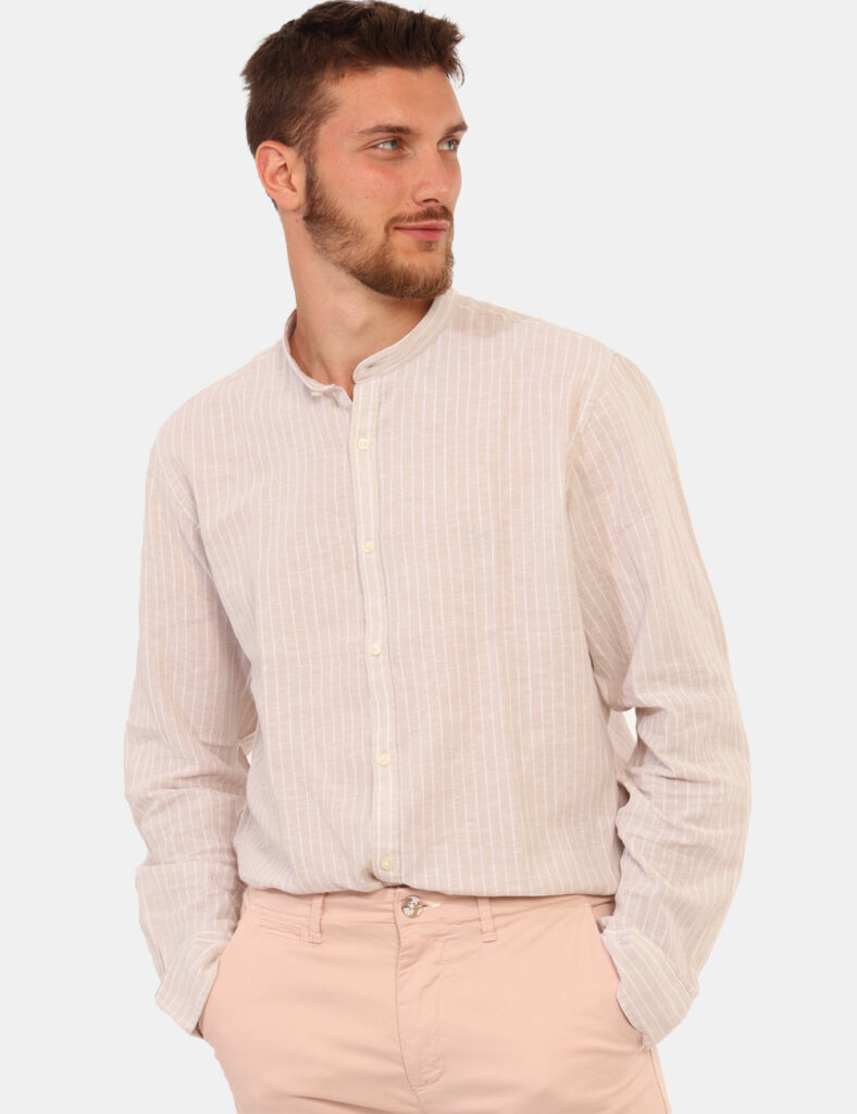 Camicia Goha Beige - Camicia in misto cotone/lino, in total beige rigata bianca con colletto alla coreana. La vestibilità è