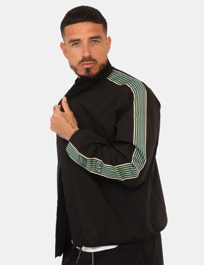 Giacca Ea7 Nera - Giacca EA7 Nera da uomo La Giacca EA7 Nera è il capo perfetto per completare un look sportivo e contempora