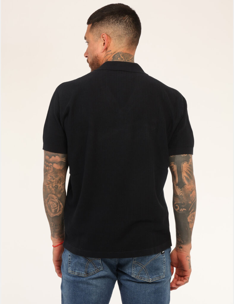 Polo Armani Exchange Blu - Polo ARMANI EXCHANGE Blu è un capo essenziale e raffinato, pensato per chi desidera uno stile cas